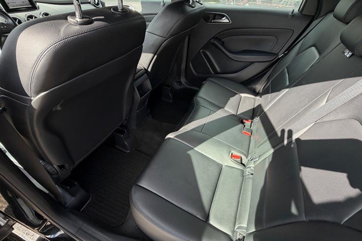 Sort Mercedes B200 fra 2013