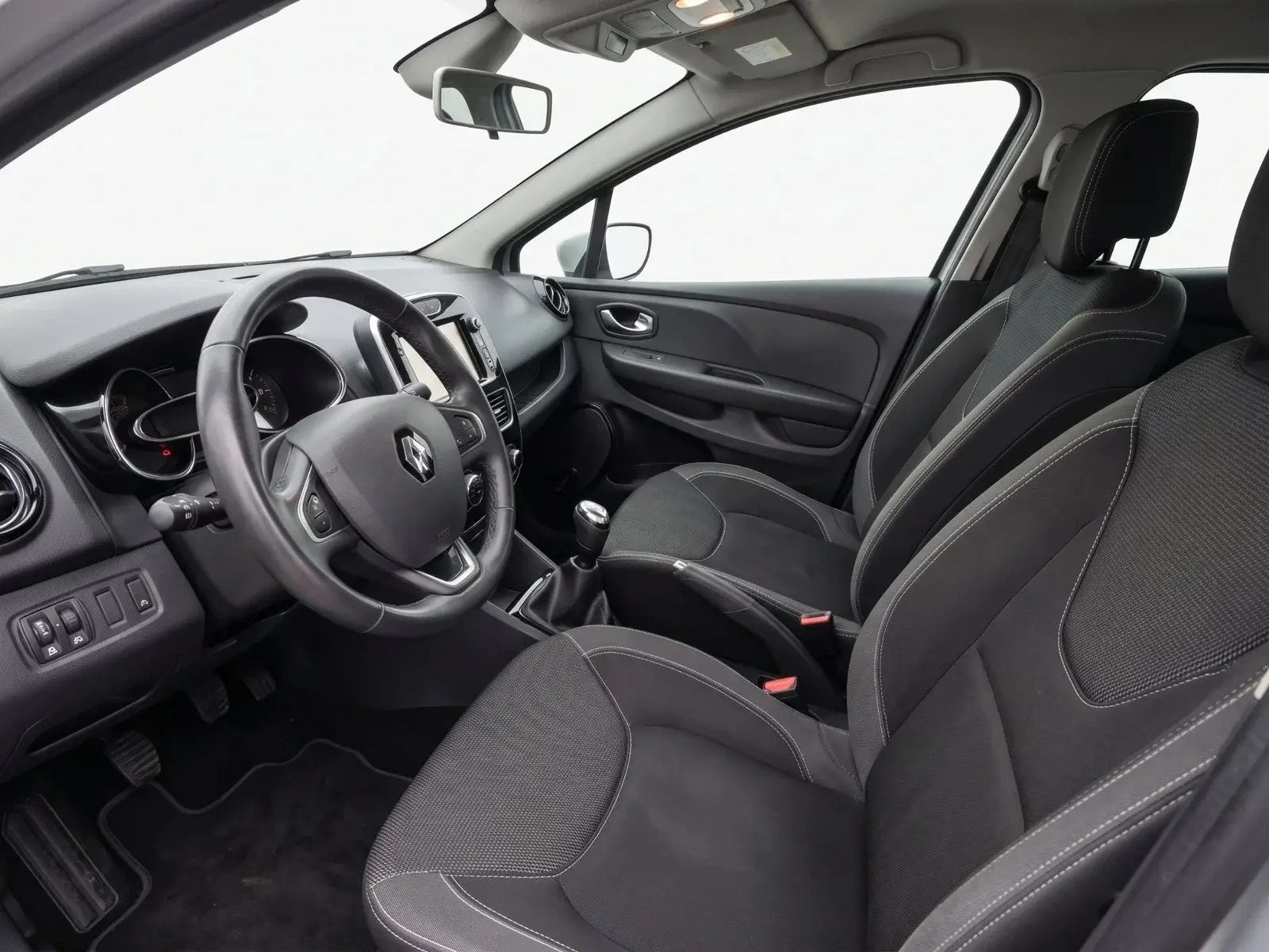 Grå Renault Clio IV fra 2017