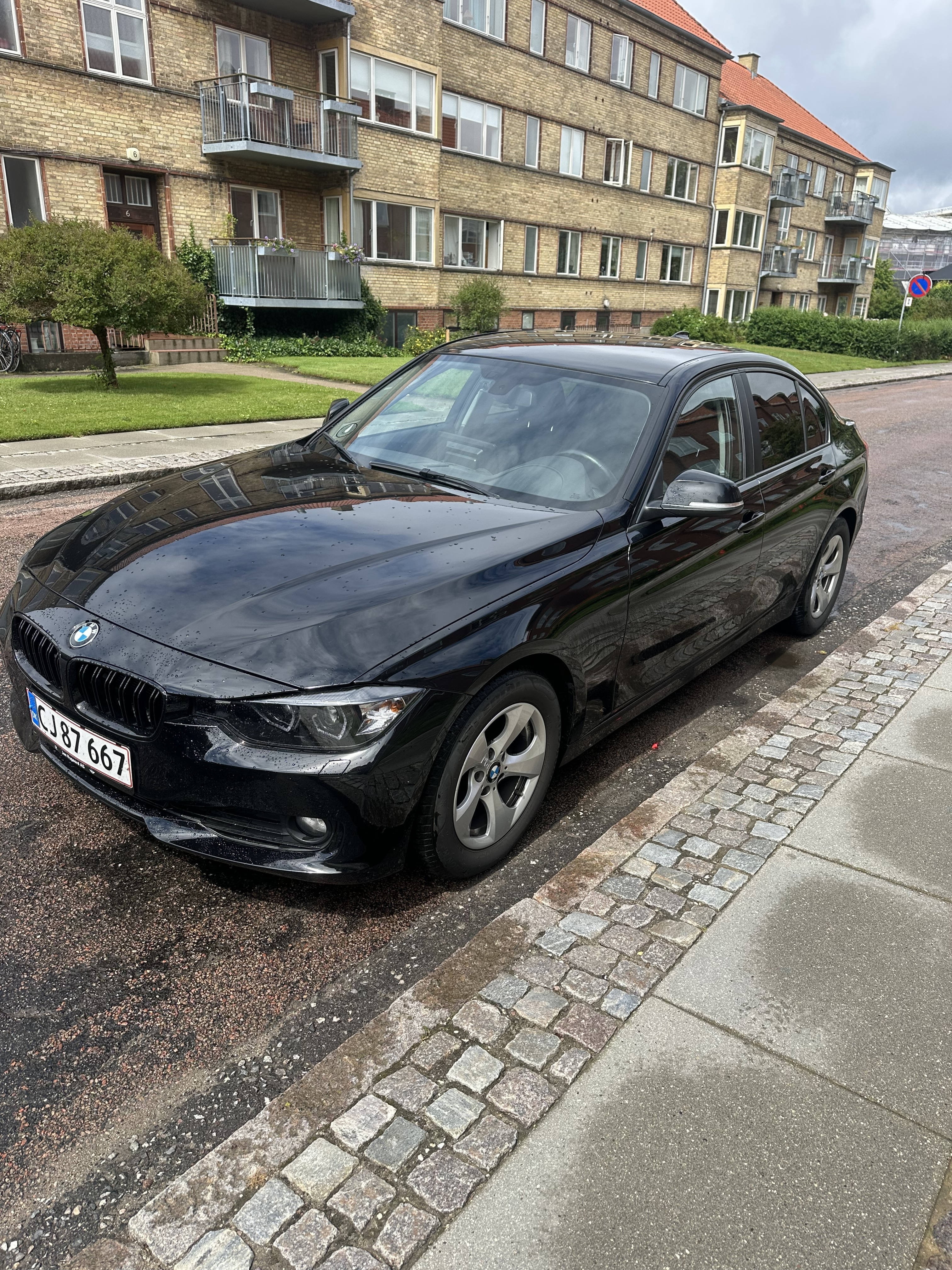 Sort BMW 3-Serie fra 2014