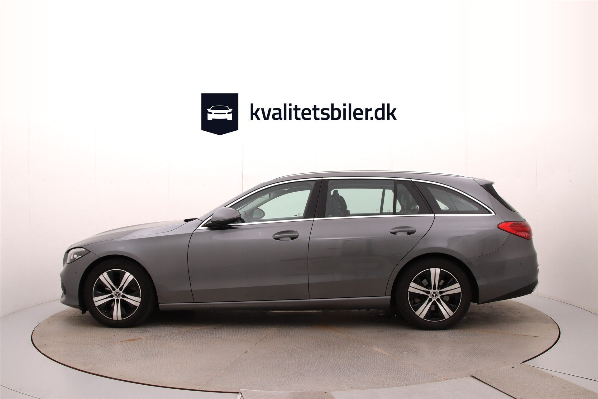 Grå Mercedes C220 d fra 2023
