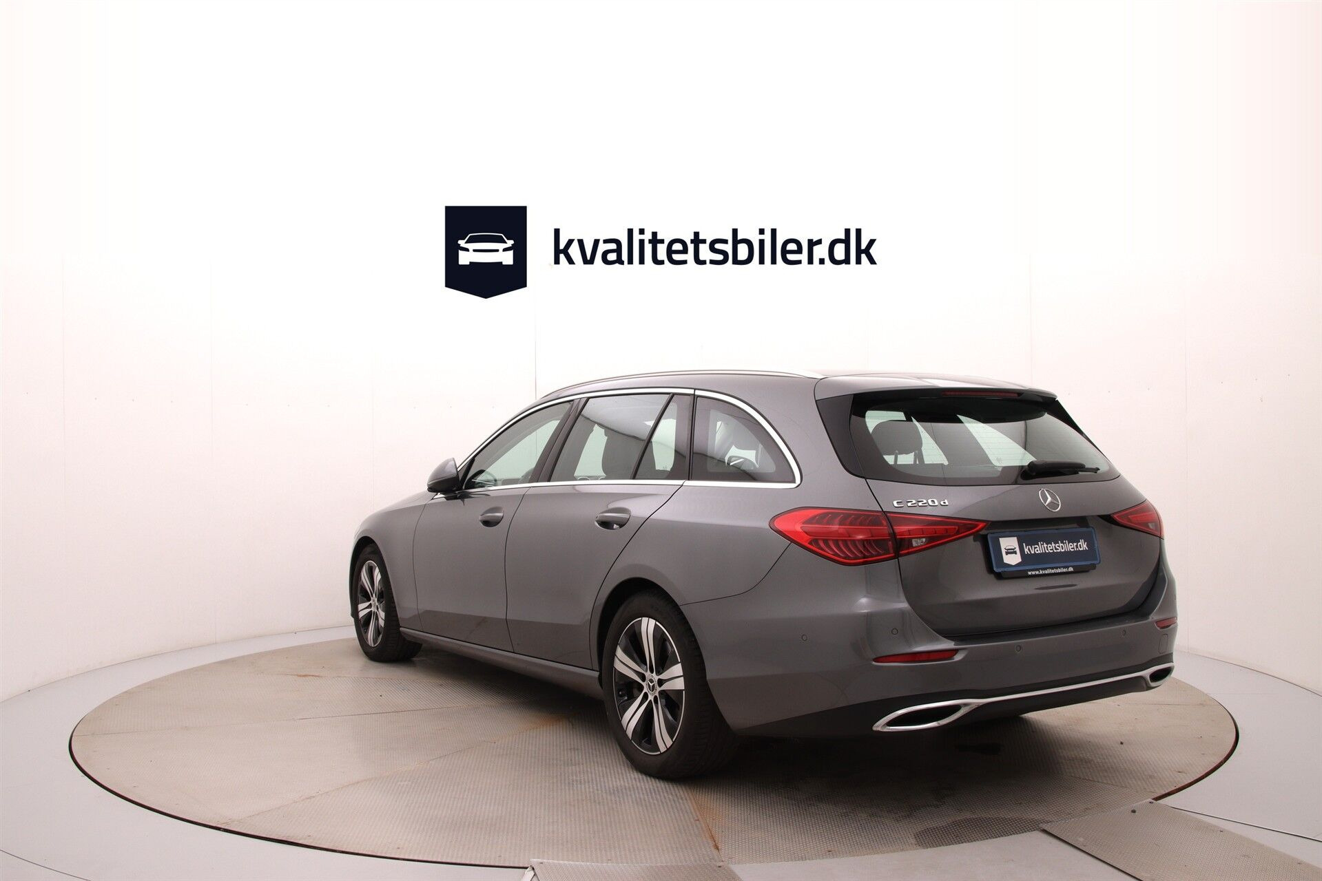 Grå Mercedes C220 d fra 2023