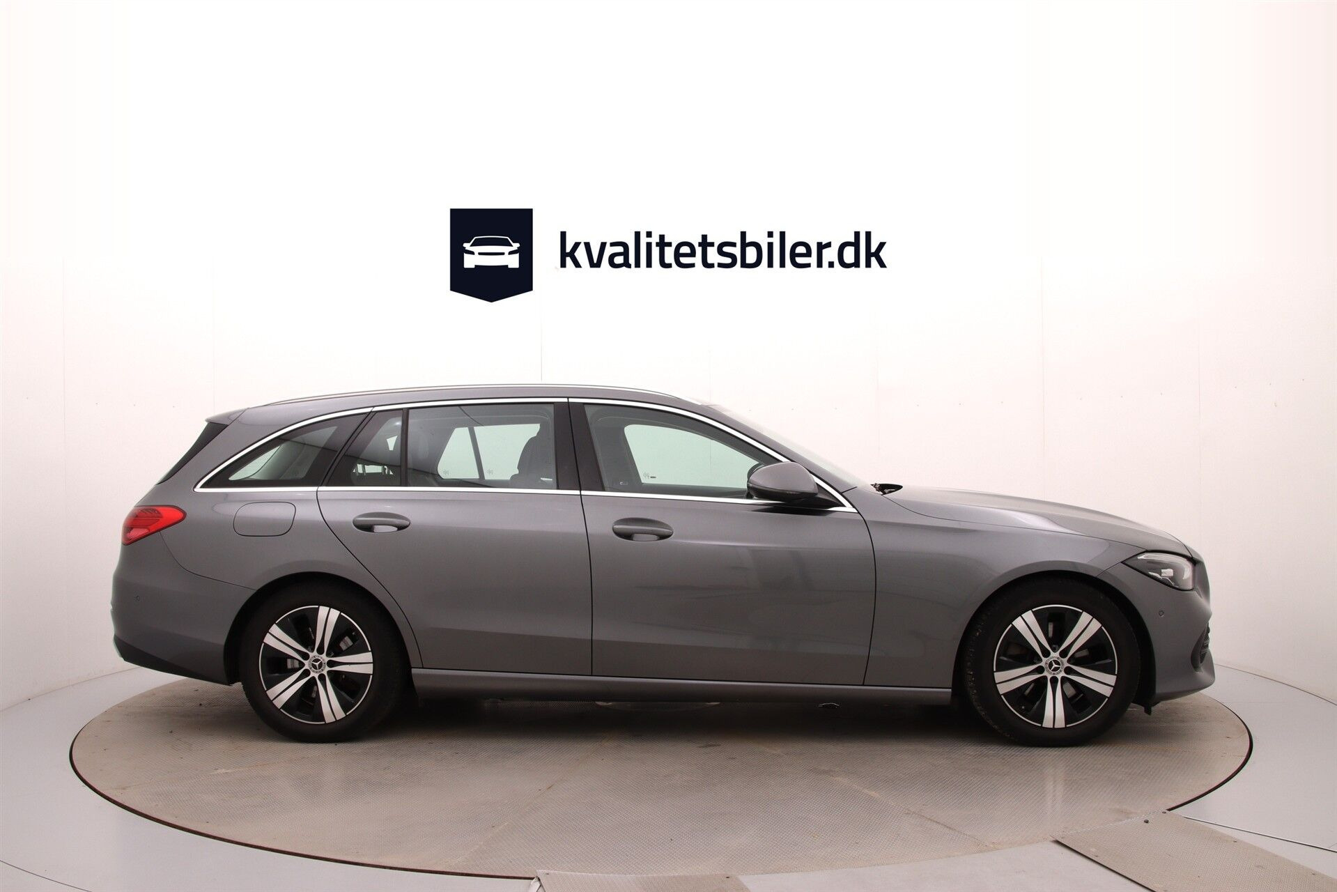 Grå Mercedes C220 d fra 2023