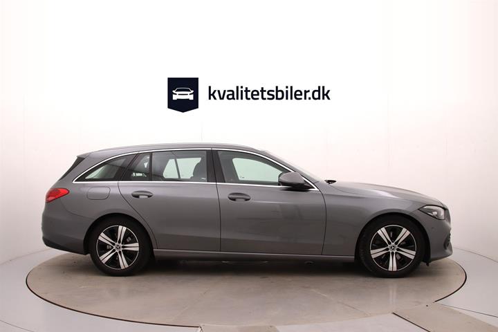 Grå Mercedes C220 d fra 2023