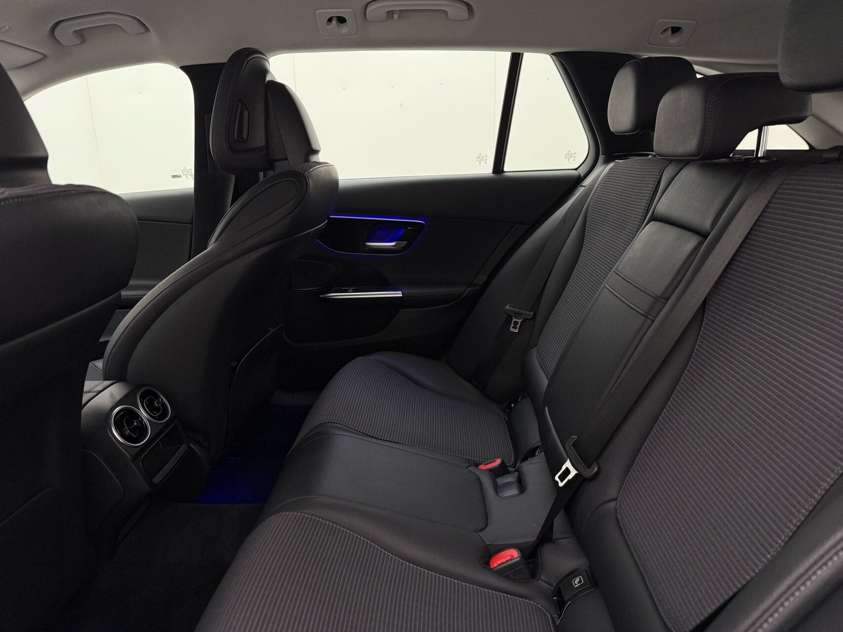 Grå Mercedes C220 d fra 2023
