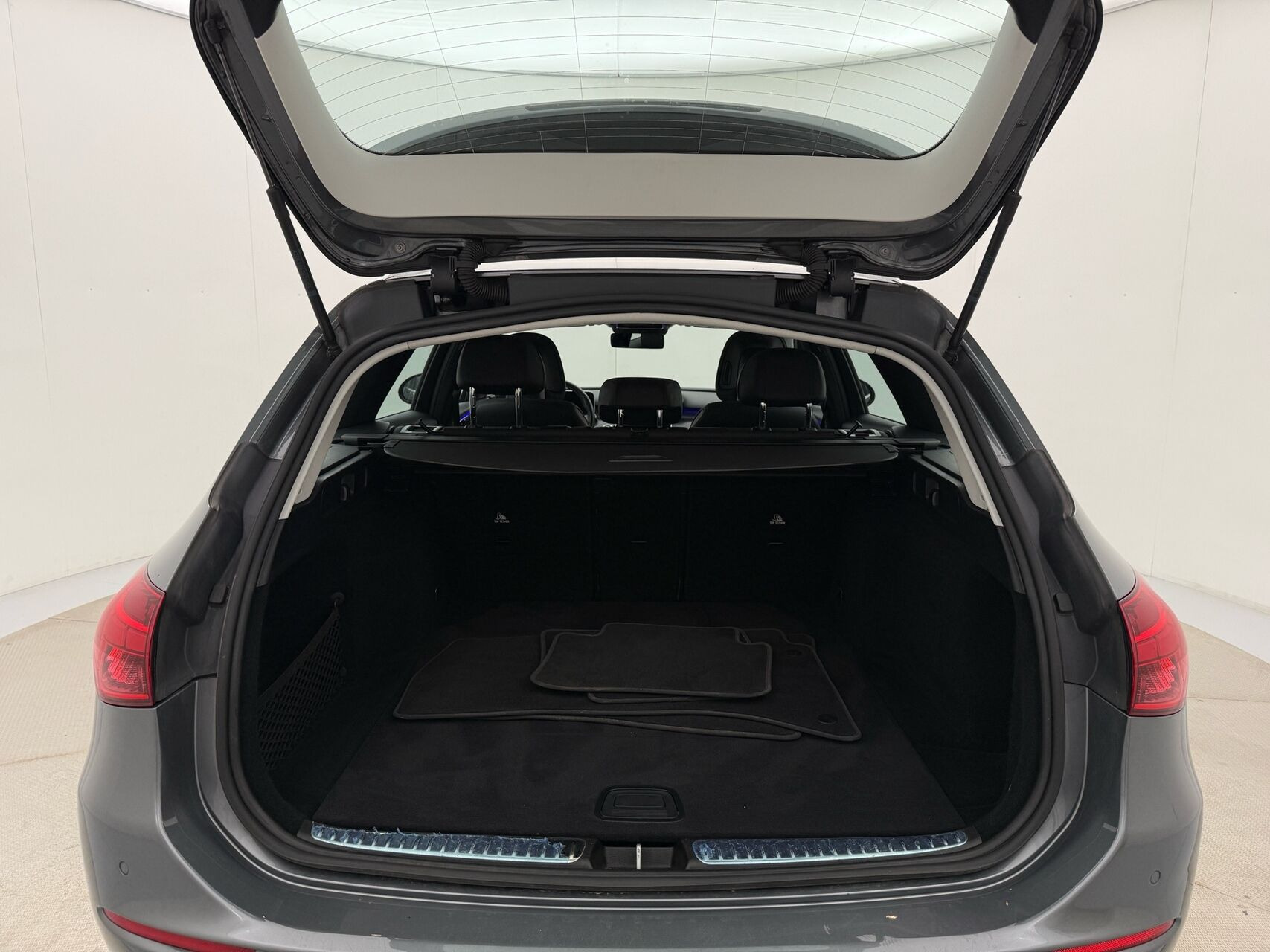 Grå Mercedes C220 d fra 2023