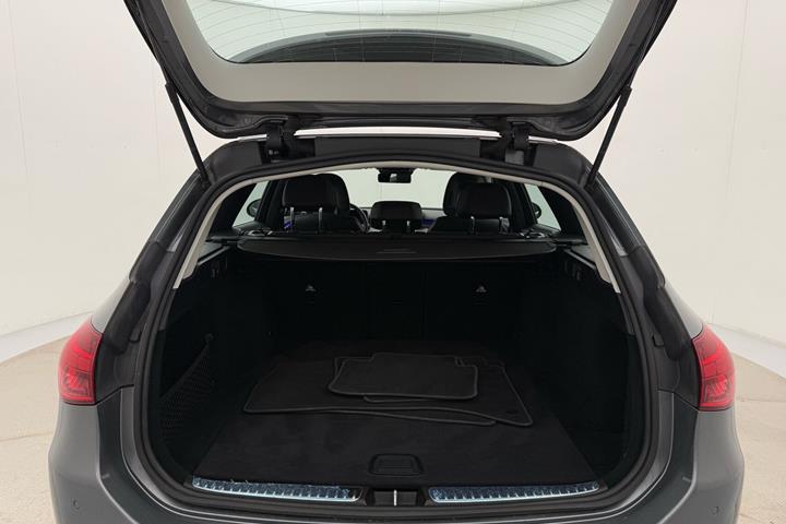 Grå Mercedes C220 d fra 2023