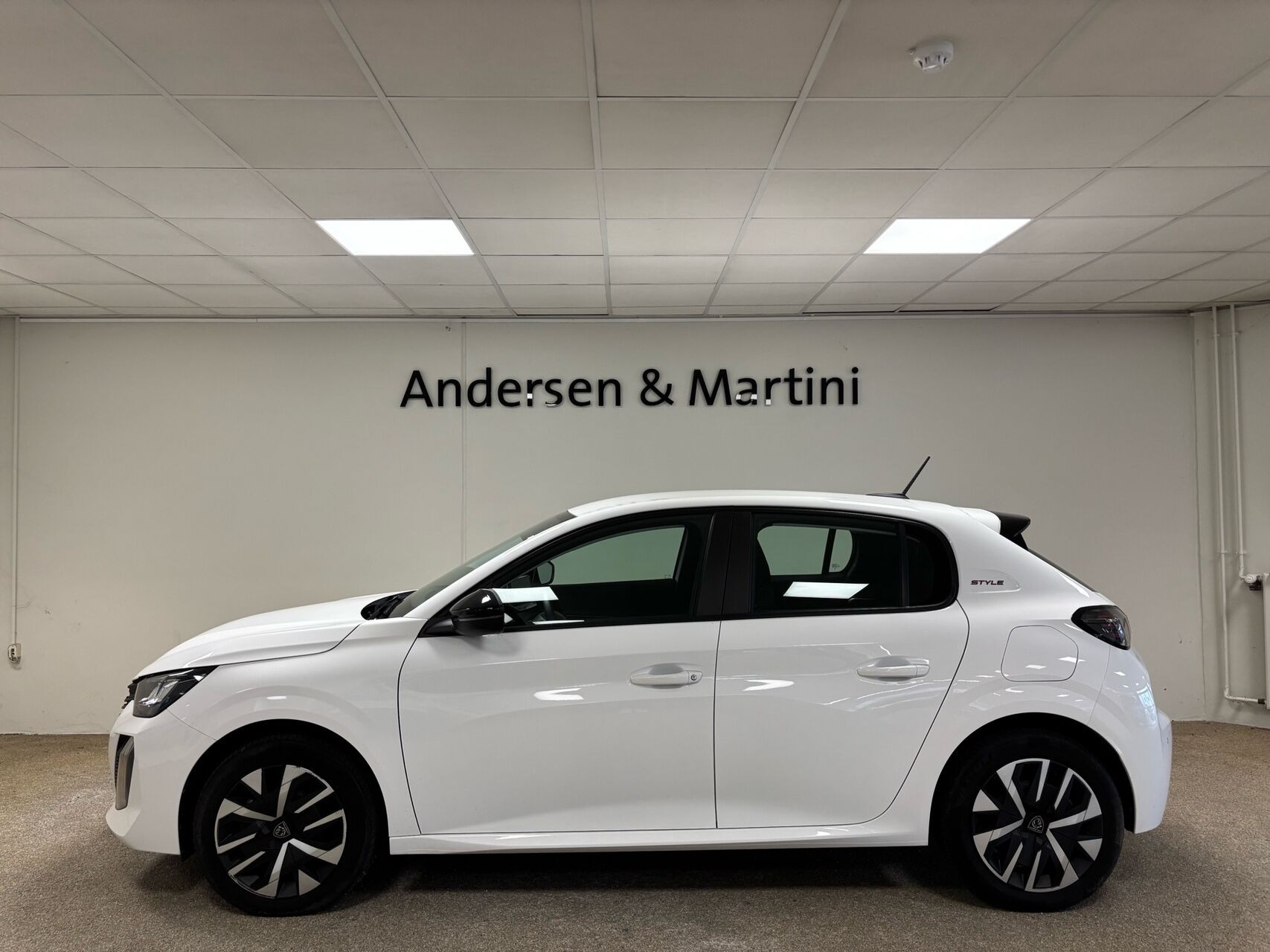 Hvid Peugeot e-208 fra 2025