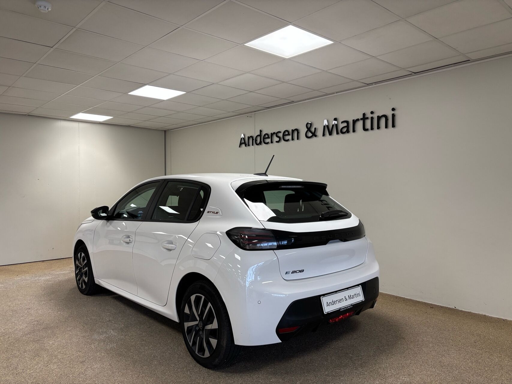 Hvid Peugeot e-208 fra 2025