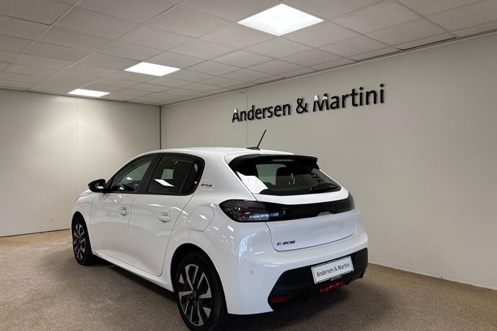 Hvid Peugeot e-208 fra 2025