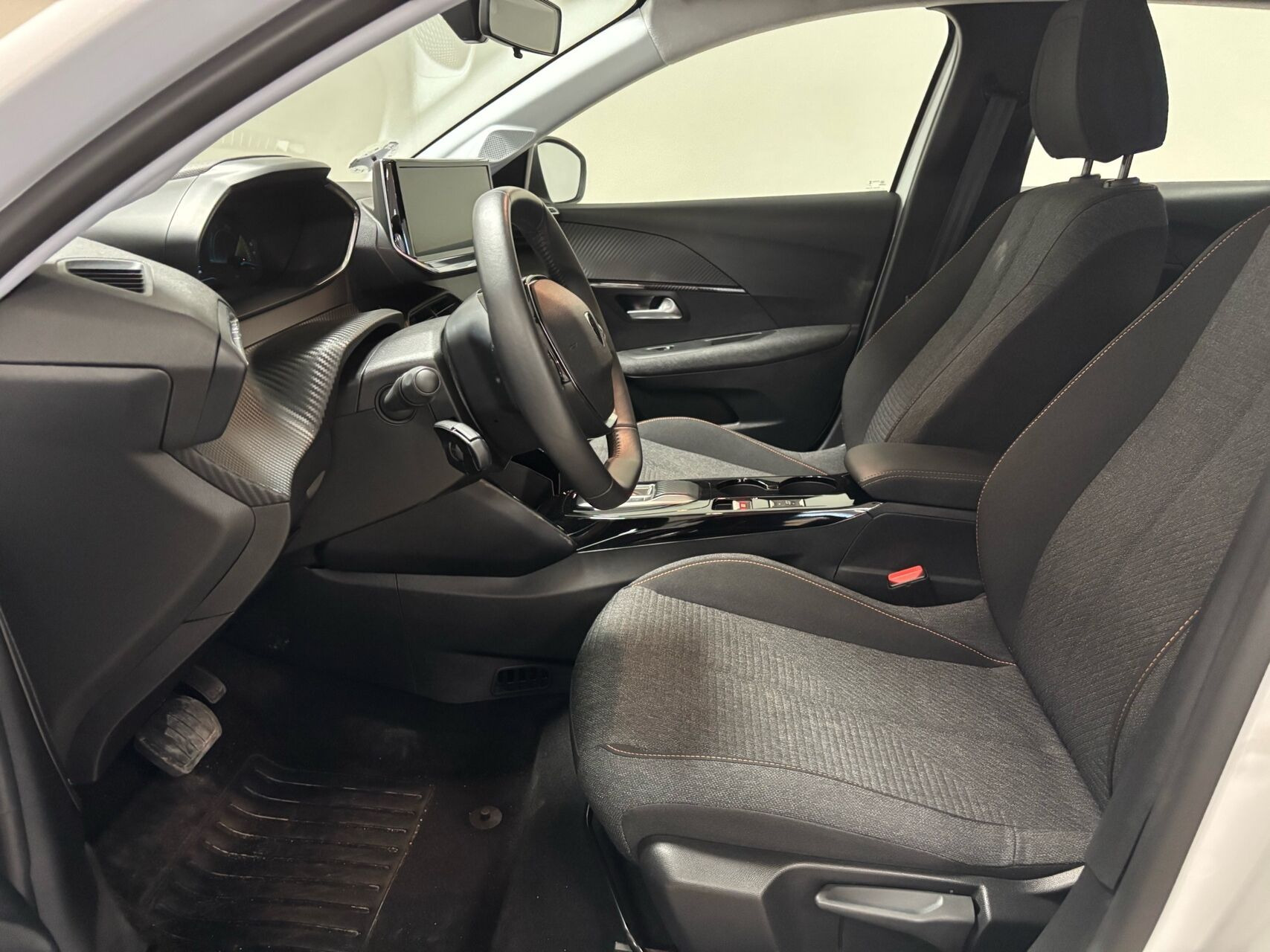 Hvid Peugeot e-208 fra 2025