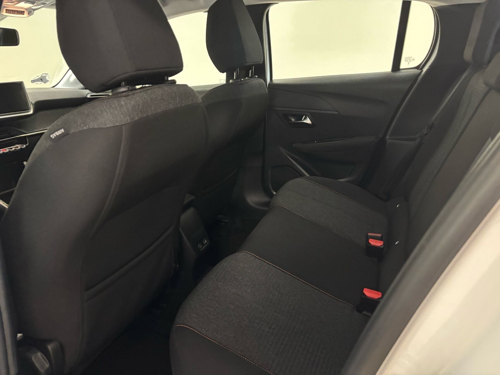 Hvid Peugeot e-208 fra 2025