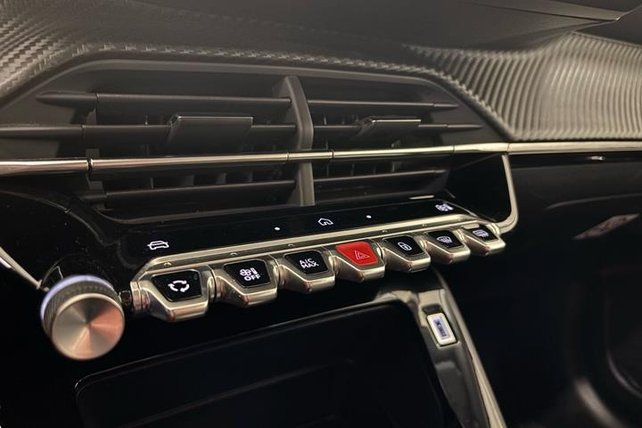 Hvid Peugeot e-208 fra 2025