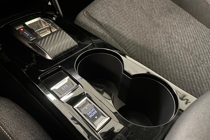 Hvid Peugeot e-208 fra 2025