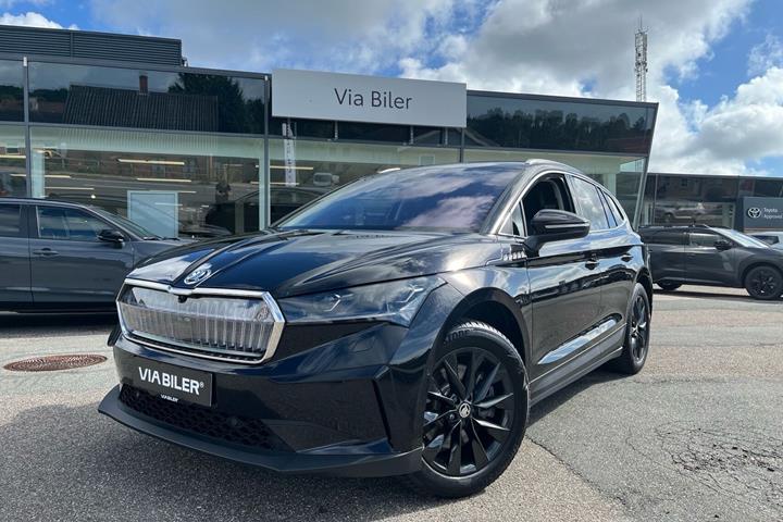 Sort Skoda Enyaq fra 2024 set udefra