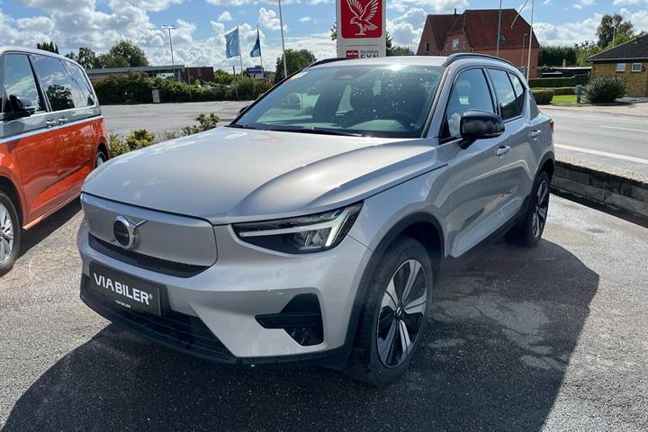 Grå Volvo XC40 fra 2023 set udefra