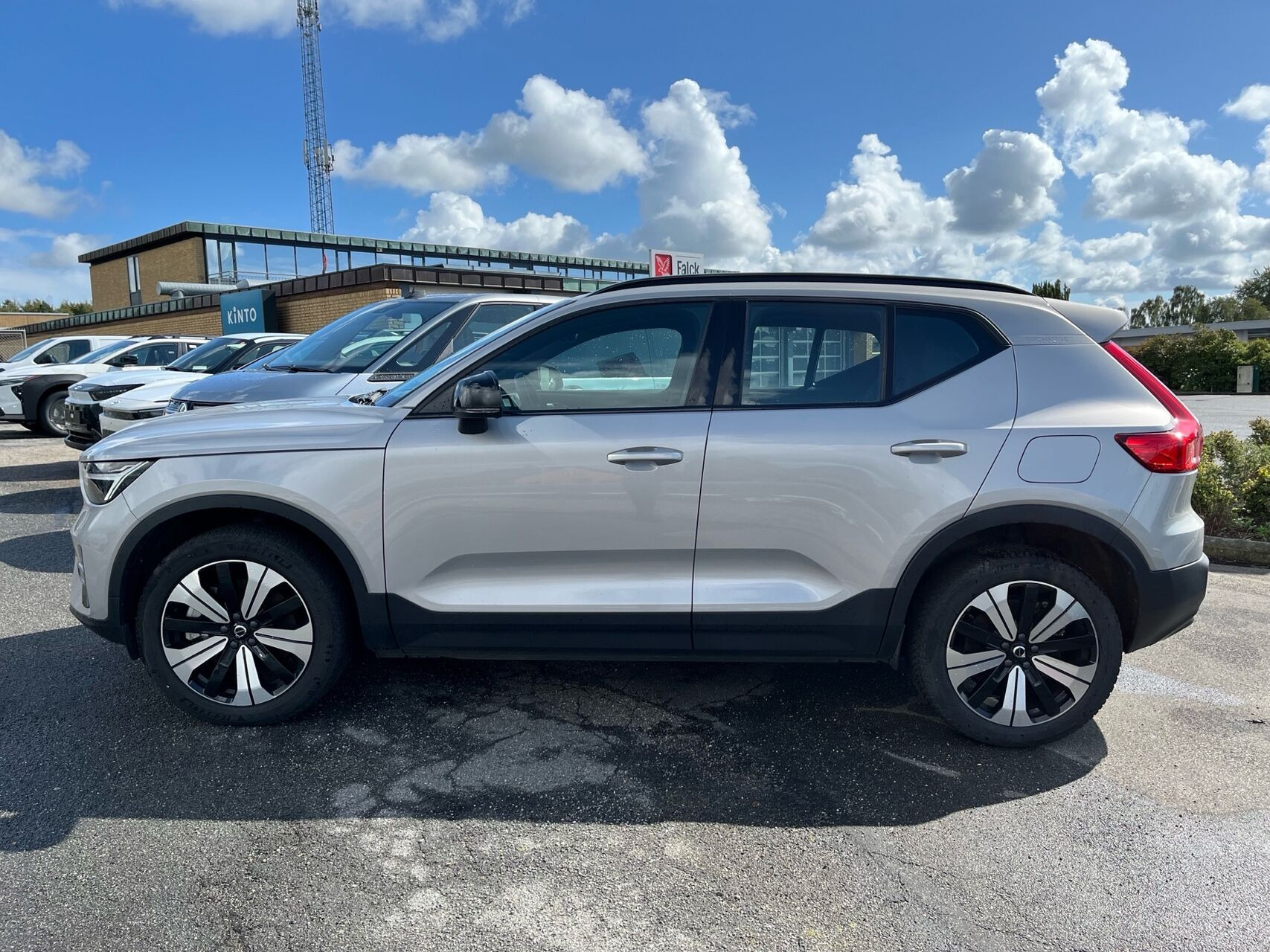 Grå Volvo XC40 fra 2023