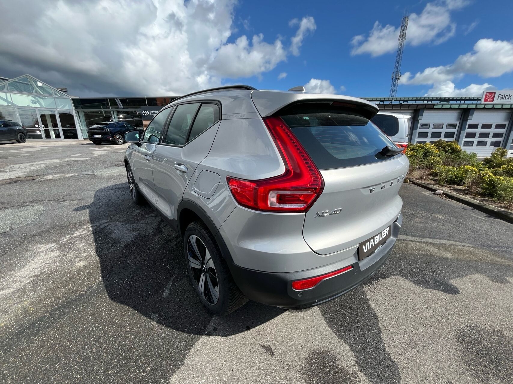 Grå Volvo XC40 fra 2023
