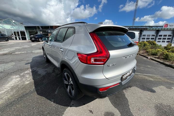 Grå Volvo XC40 fra 2023