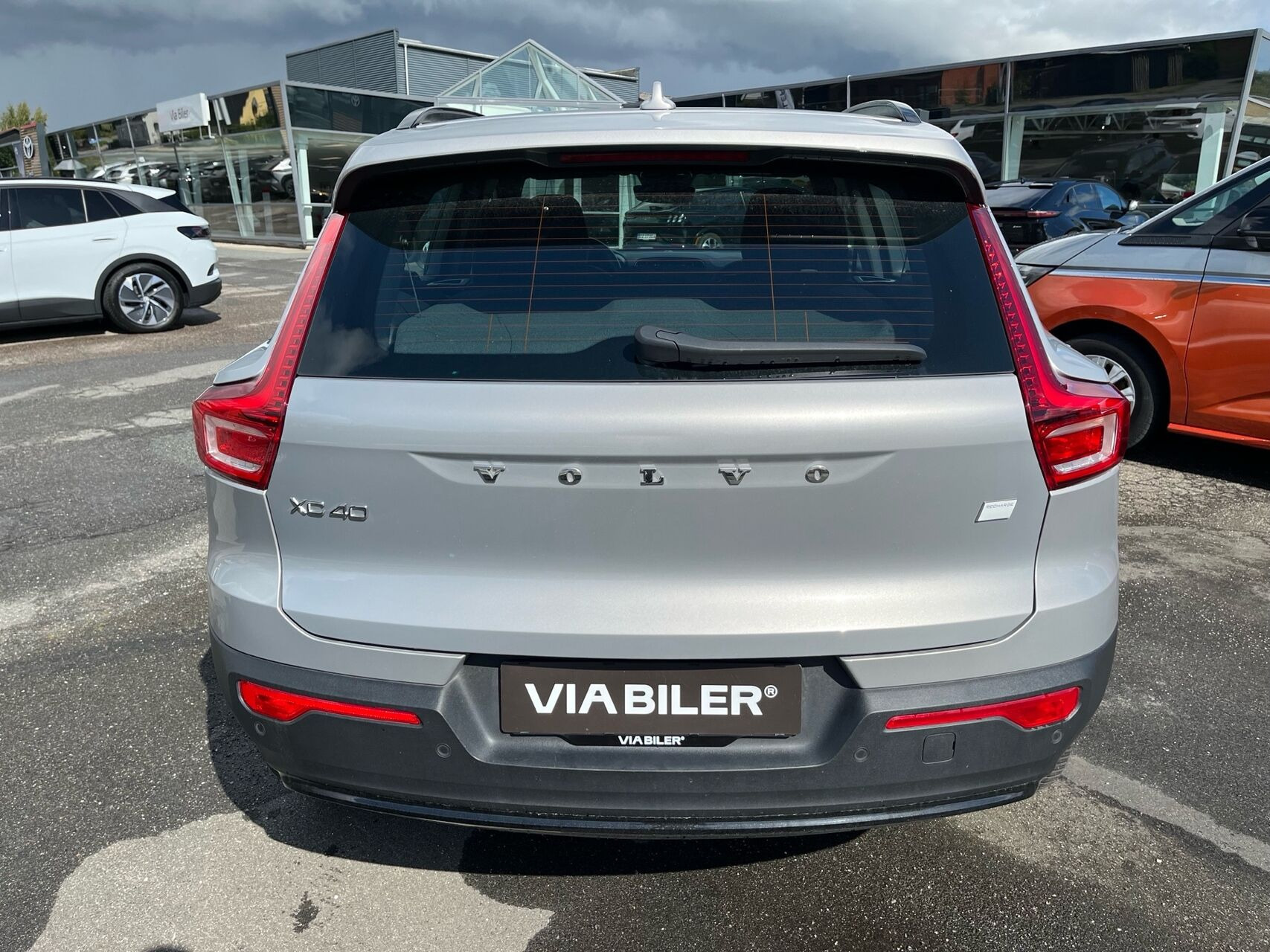Grå Volvo XC40 fra 2023