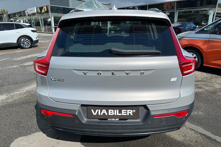 Grå Volvo XC40 fra 2023