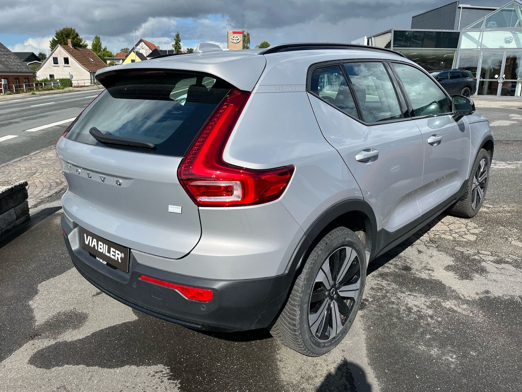 Grå Volvo XC40 fra 2023