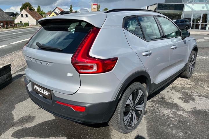Grå Volvo XC40 fra 2023