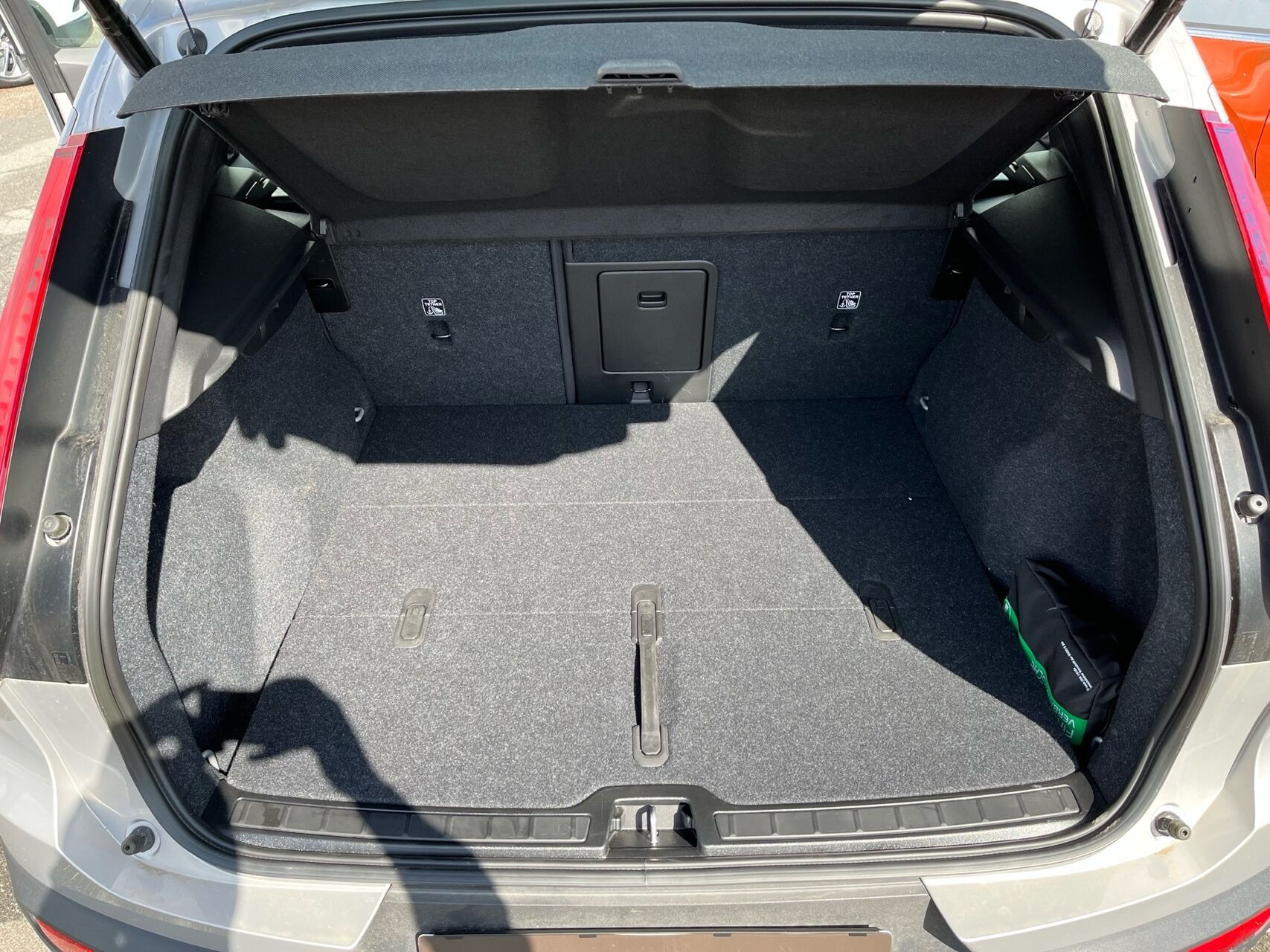 Grå Volvo XC40 fra 2023