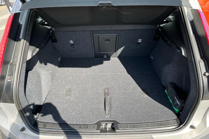 Grå Volvo XC40 fra 2023