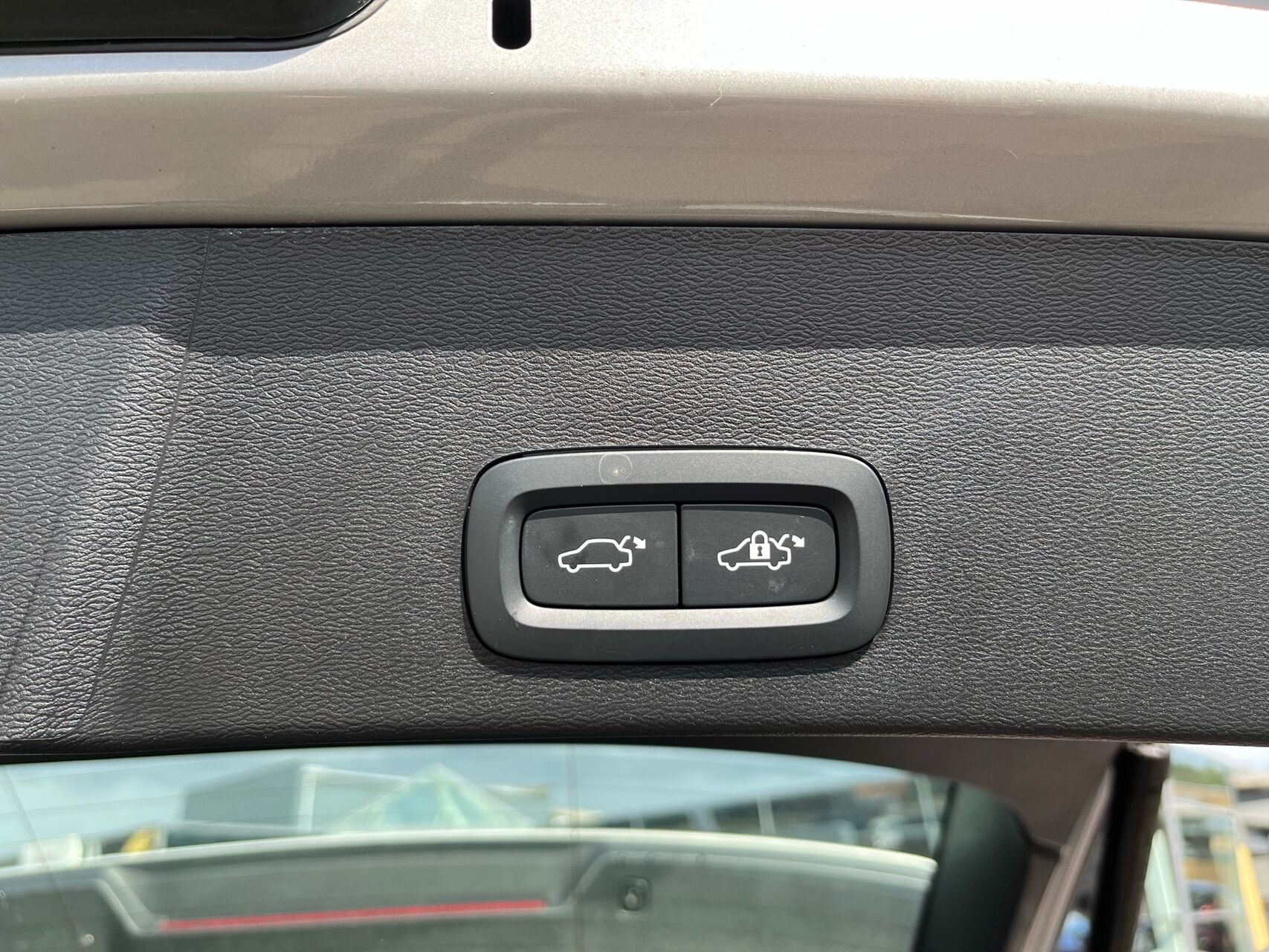 Grå Volvo XC40 fra 2023