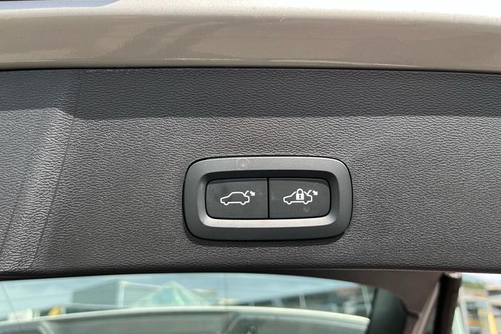 Grå Volvo XC40 fra 2023