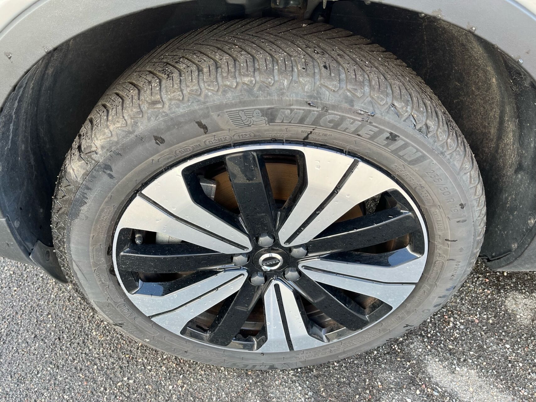 Grå Volvo XC40 fra 2023