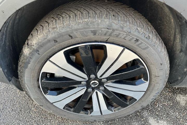 Grå Volvo XC40 fra 2023