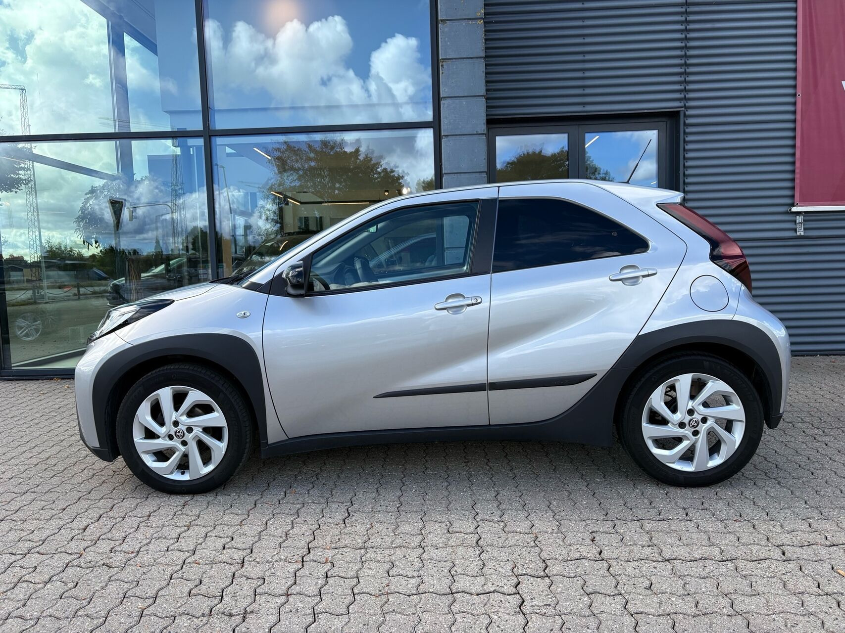 Grå Toyota Aygo X fra 2023