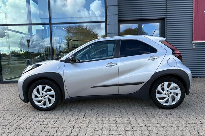 Grå Toyota Aygo X fra 2023