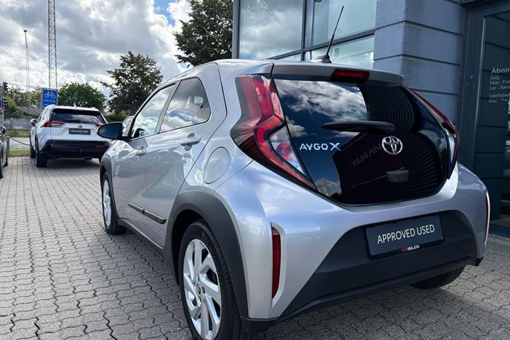Grå Toyota Aygo X fra 2023