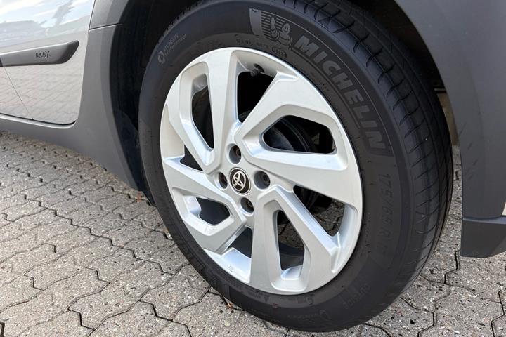 Grå Toyota Aygo X fra 2023