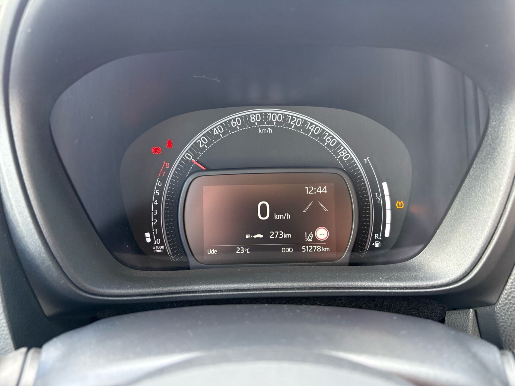 Grå Toyota Aygo X fra 2023
