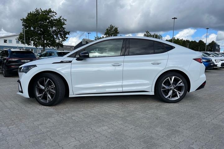 Hvid Skoda Enyaq fra 2024