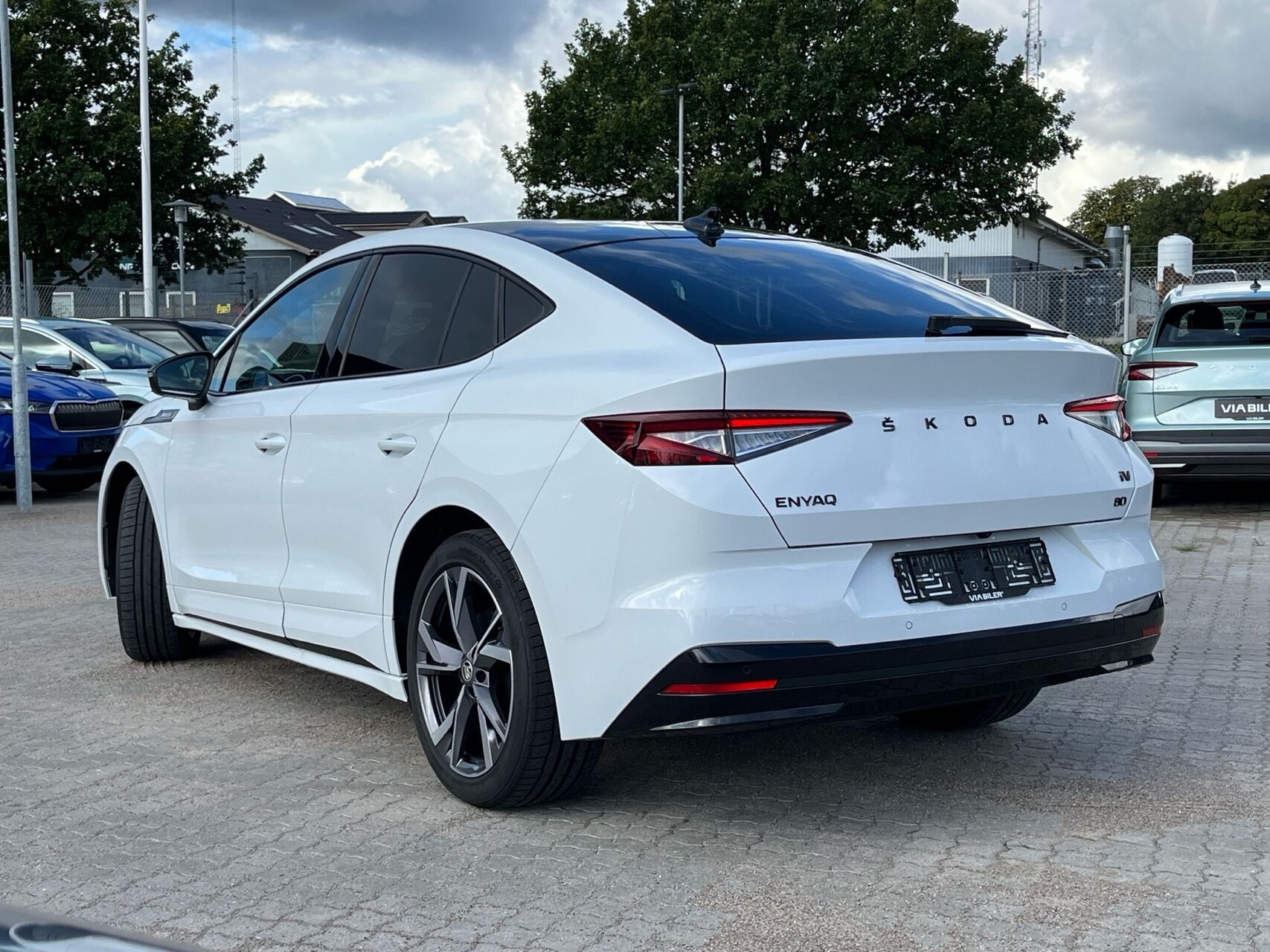 Hvid Skoda Enyaq fra 2024