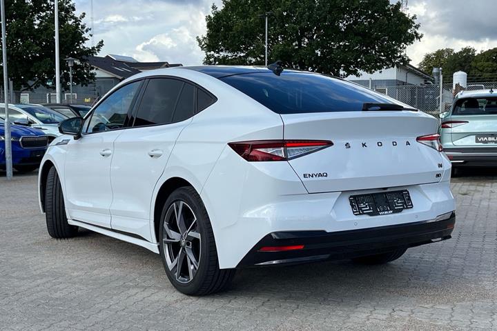 Hvid Skoda Enyaq fra 2024