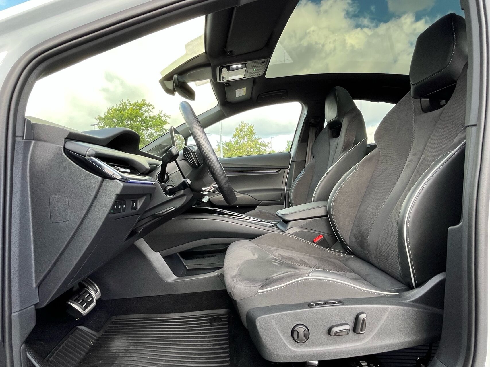 Hvid Skoda Enyaq fra 2024