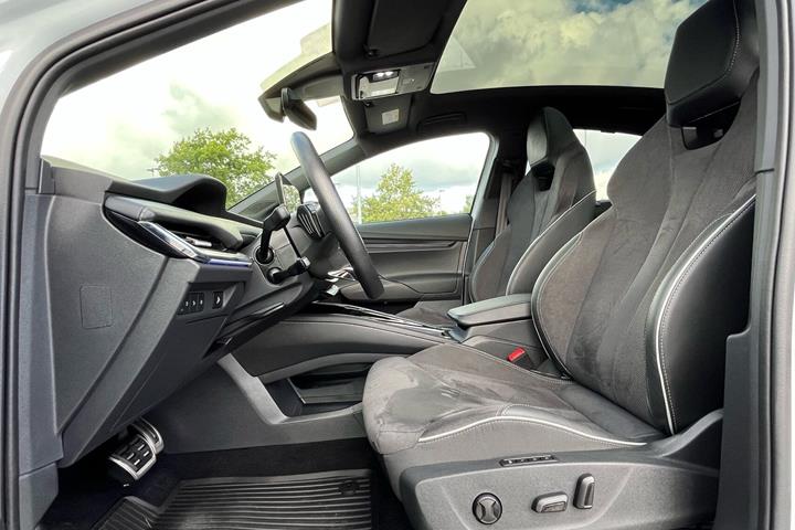 Hvid Skoda Enyaq fra 2024