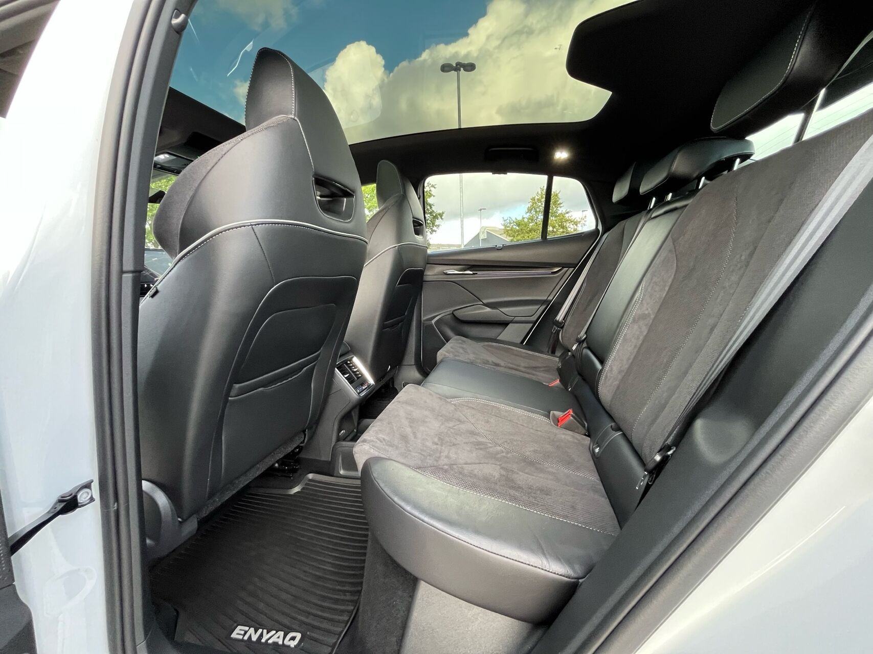 Hvid Skoda Enyaq fra 2024