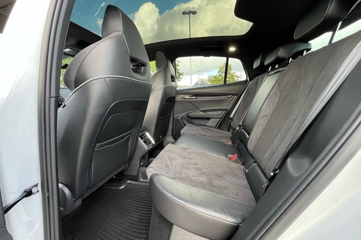 Hvid Skoda Enyaq fra 2024
