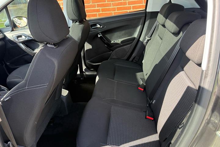 Sort Peugeot 208 fra 2018