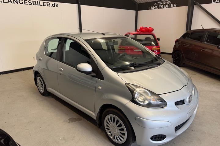 Sølv Toyota Aygo fra 2011