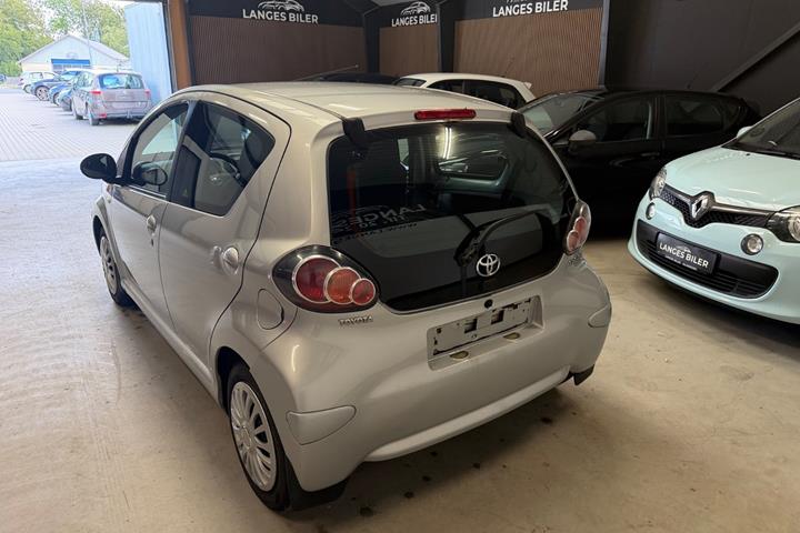 Sølv Toyota Aygo fra 2011