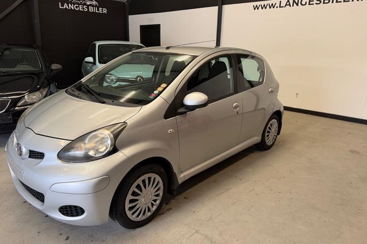 Sølv Toyota Aygo fra 2011