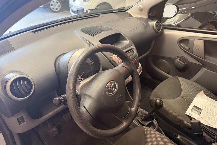 Sølv Toyota Aygo fra 2011
