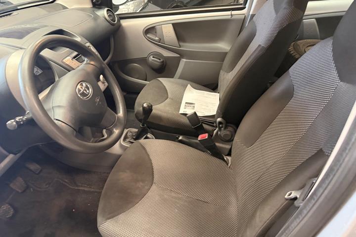 Sølv Toyota Aygo fra 2011